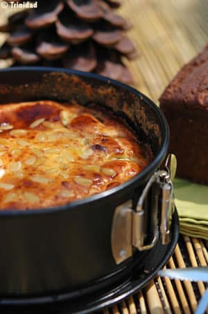 Gâteau salé aux courgettes grillées et pignons de pin, dans un moule à charnière, juste après cuisson