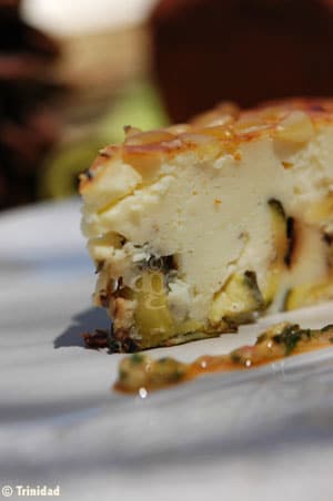 Zoom sur une tranche de gâteau salé aux courgettes, avec sa texture moelleuse et ses courgettes roulées