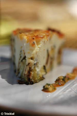 Part individuelle de gâteau salé aux courgettes grillées, fromage frais et pignons