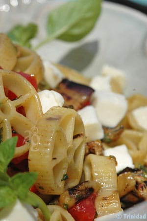 Salade de pâtes aux légumes grillés, tomates, mozzarella et basilic