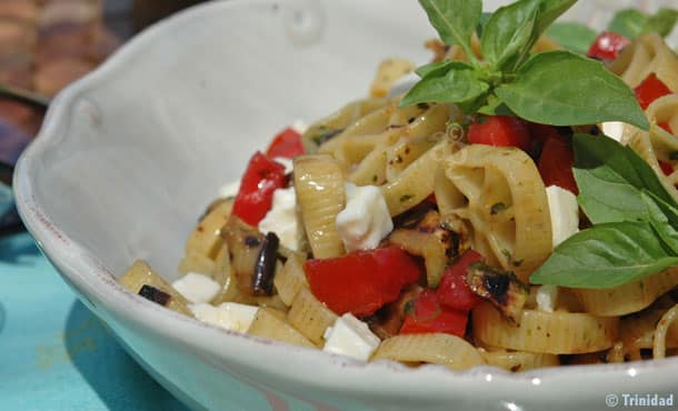 Salade de pâtes aux légumes grillés, tomates, mozzarella et basilic