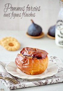 pommes au four farcies aux figues et pignons dans une assiette