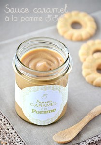 sauce caramel à la pomme maison dans un pot en verre