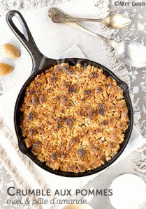 crumble aux pommes doré au four dans un plat en fonte