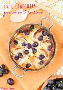 faux clafoutis pommes et raisins au fromage blanc dans un moule