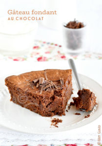 gâteau au chocolat maison avec compote de pommes