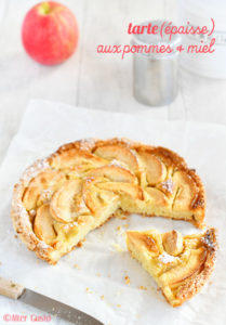 Tarte épaisse aux pommes dorées avec miel et pâte moelleuse