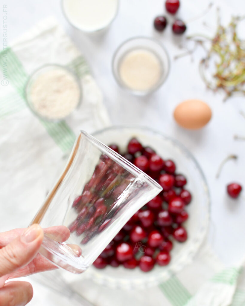 Verre pour doser les ingrédients du clafoutis aux cerises