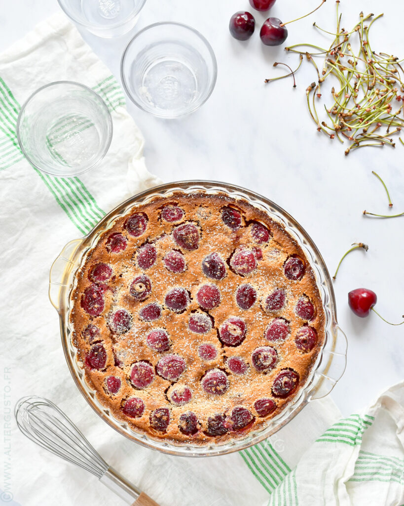 Clafoutis aux cerises doré à la sortie du four