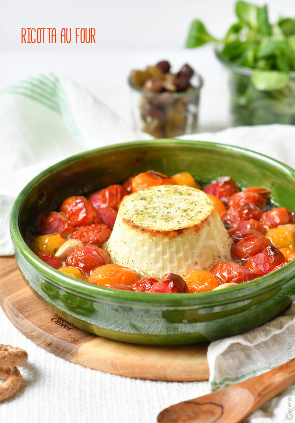 Ricotta crémeuse rôtie au four avec tomates cerises et huile d'olive