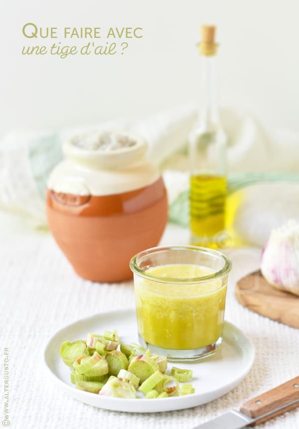 Sauce à l’ail frais faite avec les pelures mixées, huile, sel et vinaigre