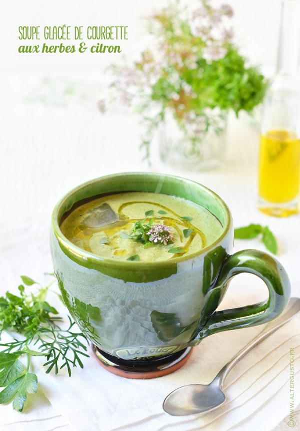 soupe froide de courgettes crues, citron, basilic, servie avec un filet d'huile d'olive et herbes fraîches