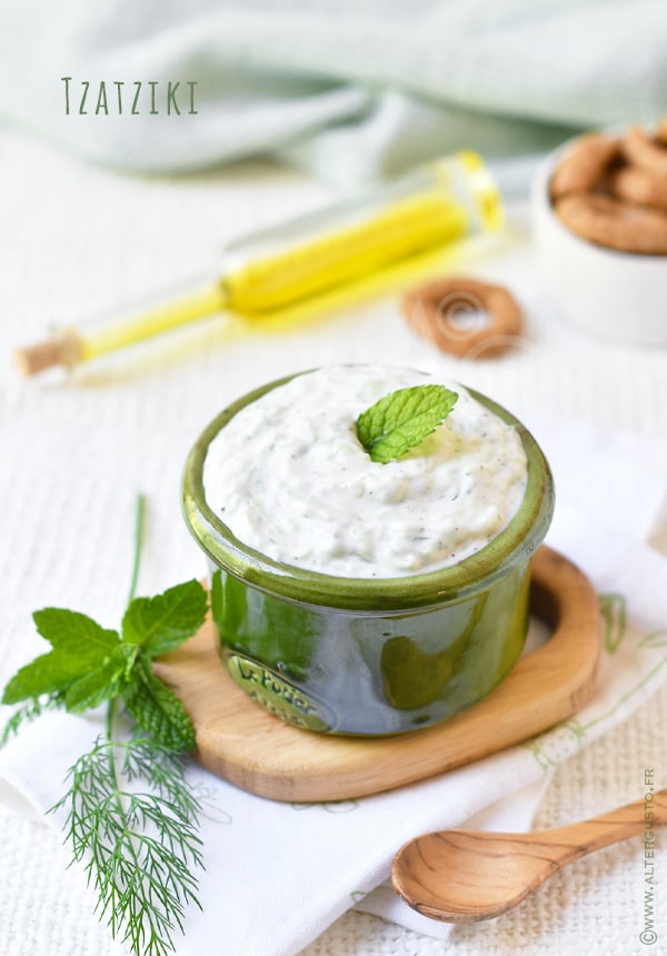 tzatziki maison crémeux servi en sauce ou en dip avec herbes fraîches