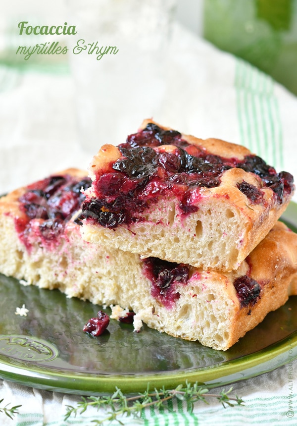 focaccia citron thym et myrtilles coupée