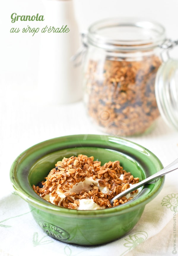 Granola croustillant maison aux amandes et sirop d’érable, doré au four et servi dans une coupelle avec du fromage blanc